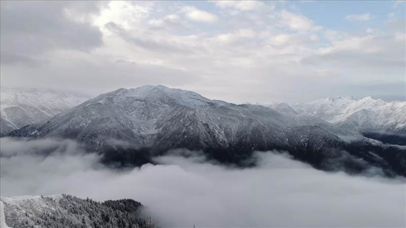 تركيا.. ثلوج الخريف تعانق مرتفعات ولاية ريزة