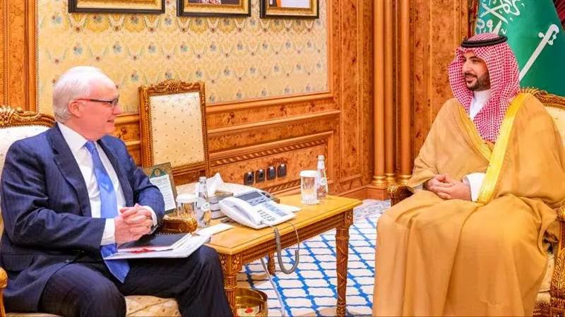 للدفع باتجاه عملية سياسية شاملة.. جولة خليجية للمبعوث الأمريكي إلى اليمن