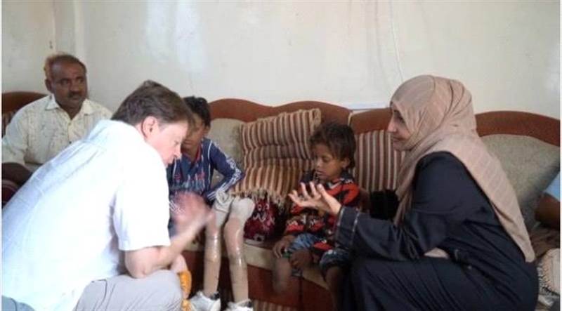 ممثل مفوضية حقوق الإنسان في اليمن يتلقى السلطة المحلية بالحديدة ويزور ضحايا الألغام الحوثية