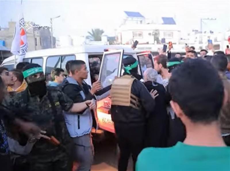 كتائب القسام تبث مشاهد لتسليم الدفعة الأولى من المحتجزين لديها