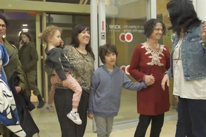 وسائل إعلام عبرية: حماس أحسنت معاملة الأسرى المفرج عنهم