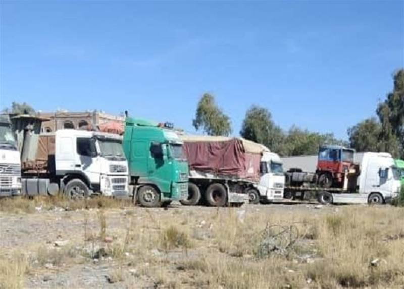 في جريمة متعمدة.. مليشيا الحوثي تمنع عشرات من سائقي شاحنات البضائع من العمل في موانئ الحديدة