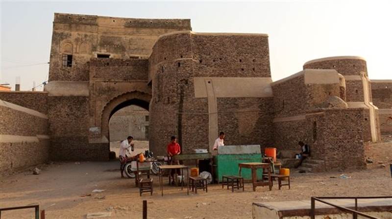 Yemen kırsalı... Antik arkeolojik anıtlar savaş ve ihmal nedeniyle yok olma tehlikesiyle karşı karşıya