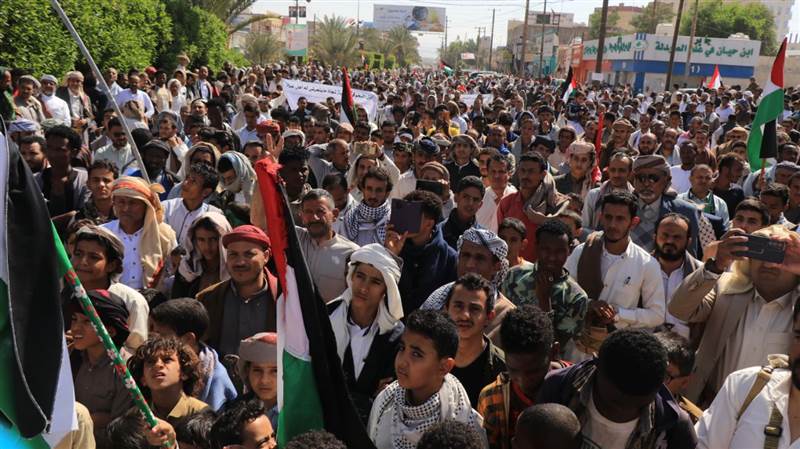 مارب.. وقفة احتجاجية تندد بجرائم الاحتلال الإسرائيلي بحق أبناء غزة