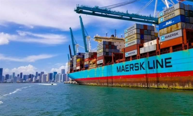 شركة “ميرسك” تعلن وقف جميع عمليات الشحن بالحاويات عبر البحر الأحمر
