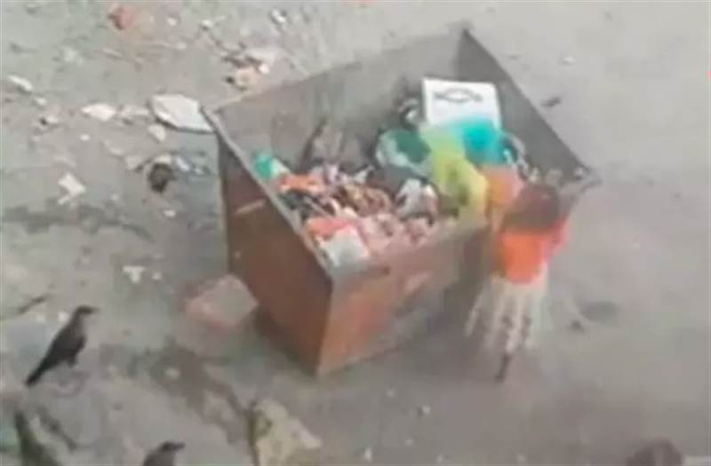 Yemen’de 7 yaşındaki çocuk yemek aradığı çöp konteynırın altında kalarak öldü