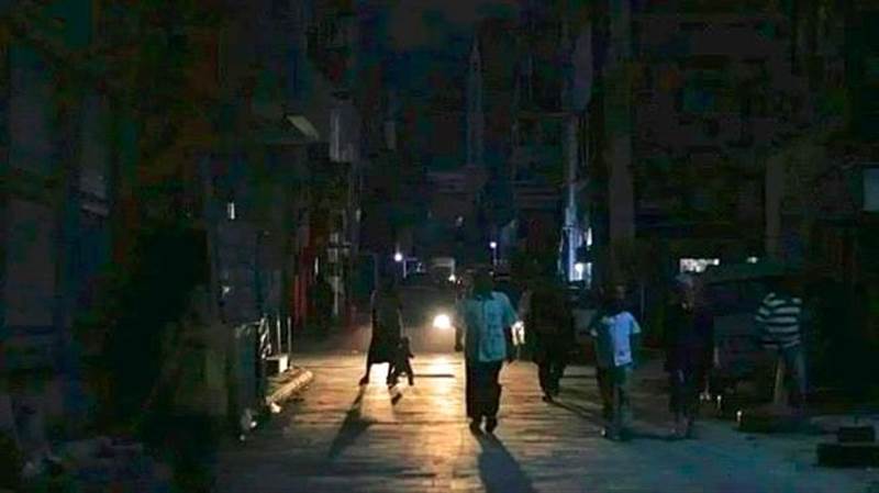 العاصمة المؤقتة عدن على وشك الدخول في ظلام دامس