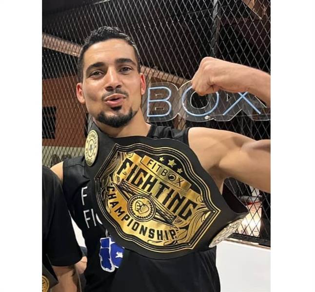 الملاكم اليمني "الحسني" يفوز بلقب البطولة الاحترافية للملاكمة في عمان