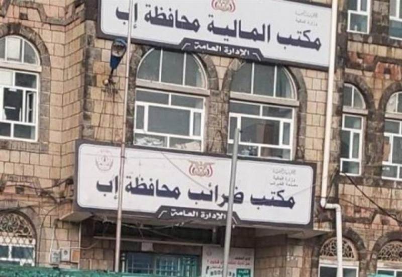 إب: مقتل متحصل ضرائب واصابة آخر في إحدى نقاط التحصيل