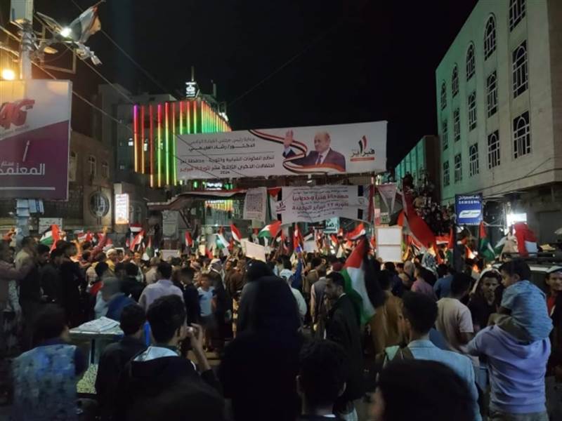 في ذكراها الثالثة عشر.. الآلاف يشاركون في إيقاد شعلة ثورة فبراير في محافظة تعز