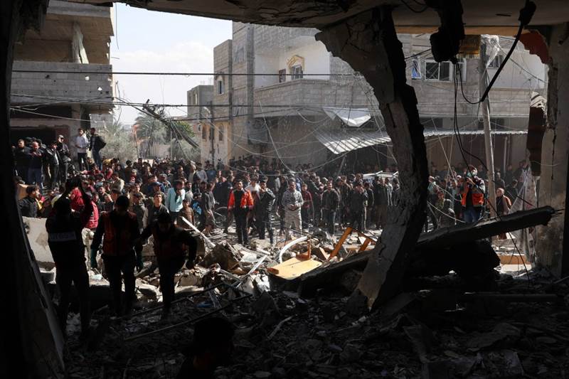 Gazze halkı açlıkla boğuşurken 2 binden fazla yardım tırı Refah Kapısı’nda bekliyor