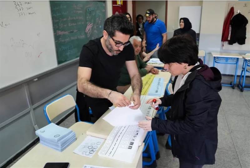 Türkiye, 5 yıl boyunca görev yapacak yerel yöneticileri seçmek için sandık başında