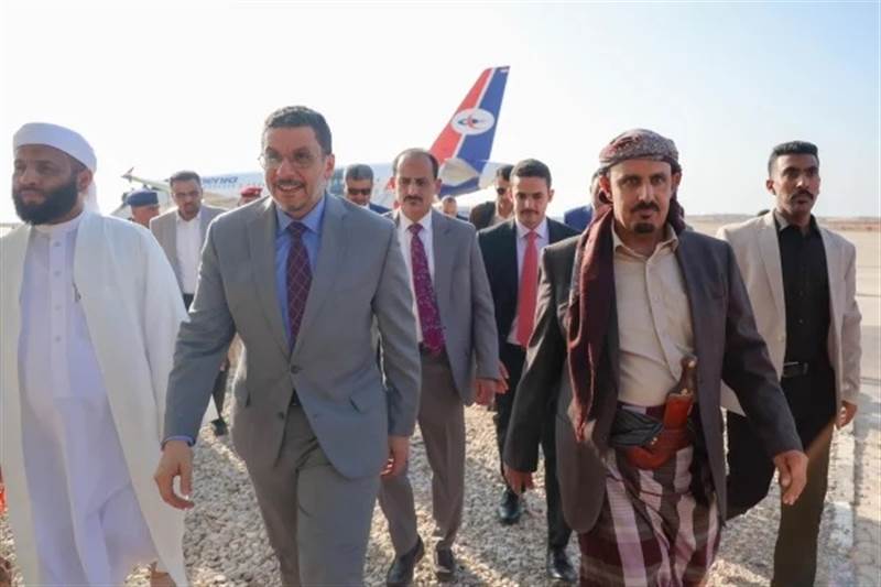 منذ توليه منصبه الجديد.. رئيس الوزراء "بن مبارك" يصل المكلا في أول زيارة للمحافظة