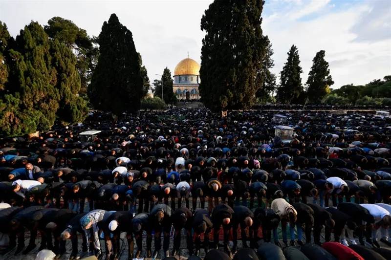 بلا احتفال.. 65 ألف فلسطيني يقيمون صلاة عيد الفطر في الأقصى