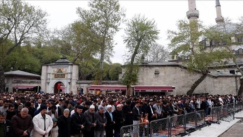 تركيا.. آلاف المسلمين يقيمون صلاة عيد الفطر في إسطنبول