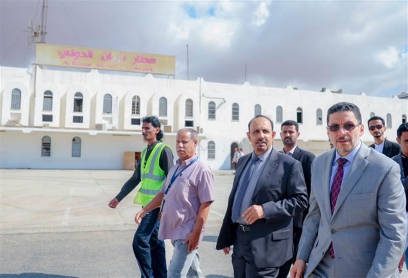 رئيس الوزراء يغادر محافظة حضرموت بعد زيارة استمرت عدة أيام