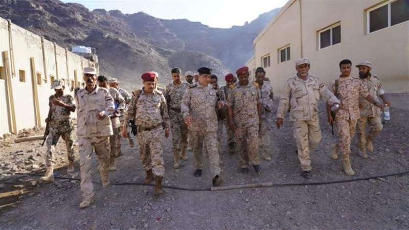 قائد القوات البحرية "النخعي" يتفقد مواقع عسكرية قرب "باب المندب"