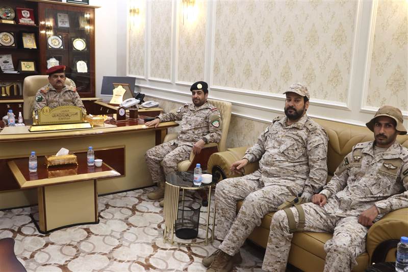 وزير الدفاع يستقبل قائد قوات التحالف في عدن