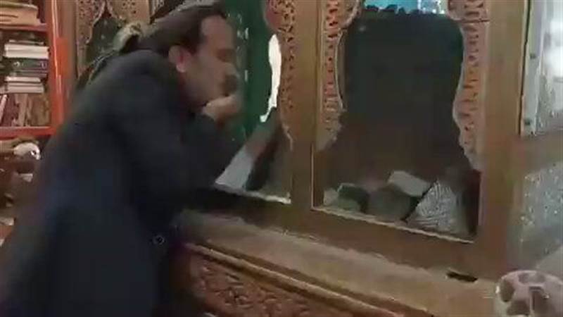 شاهد مقطع فيديو يشعل مواقع التواصل.. لن تصدق ما الذي يفعله دكتور جامعي في صعدة