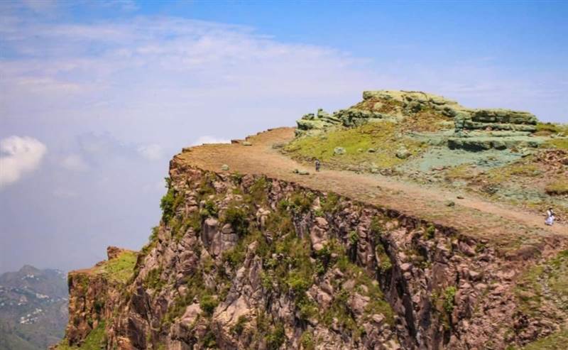 مليشيات الحوث تستحدث منصة صواريخ في قمة جبل استراتيجي بمحافظة إب