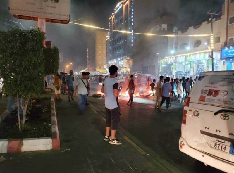 Aden'in bazı bölgelerinde elektrik kesintisini kınayan protestolar düzenlendi