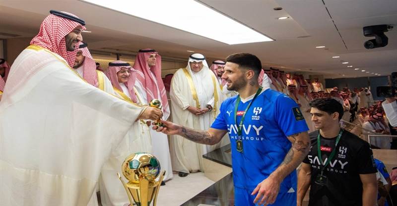 في ليلة كروية... ولي العهد السعودي يتوج الهلال بالكأس الملكية