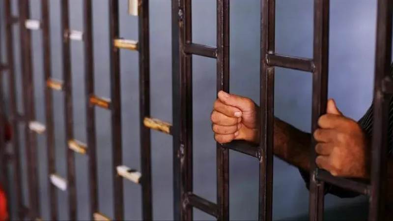 يبتزهم وينكل بهم.. قيادي حوثي في إب يستحدث سجناً في منزله ويختطف مواطنين
