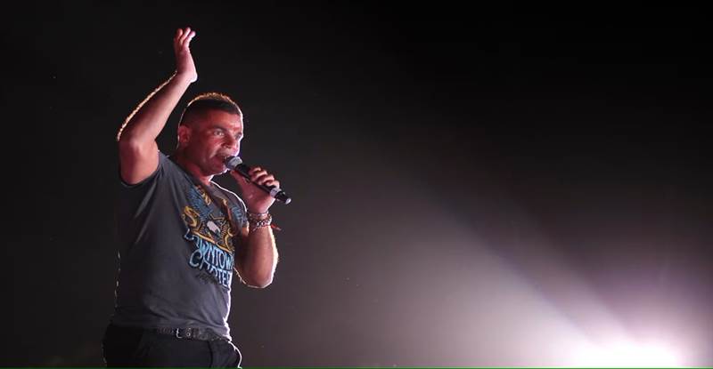 مصر.. عمرو ذياب يصفع حاول التقاط "سيلفي" معه في حفل زفاف (فيديو)