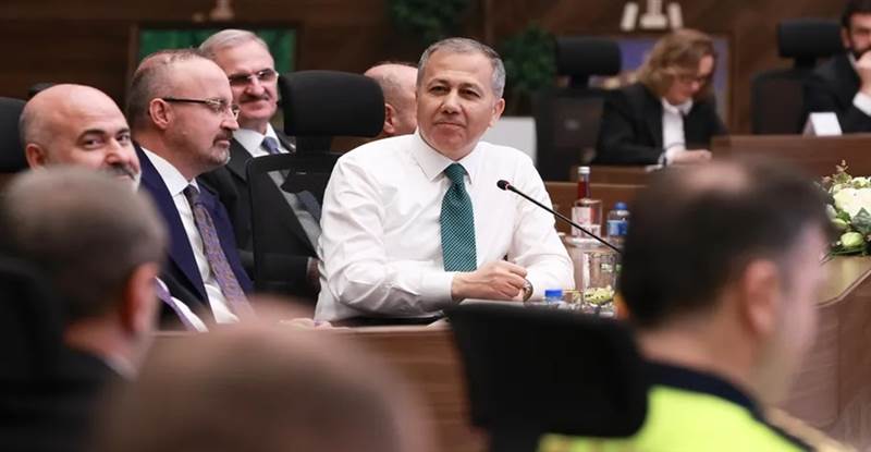 وزير الداخلية التركي يكشف عن عدد المقيمين الأجانب في تركيا