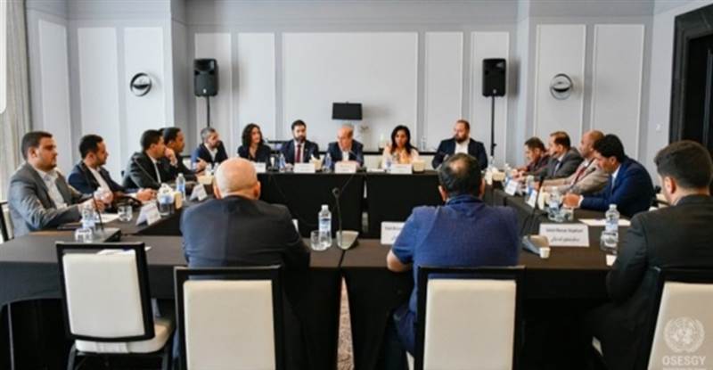 غموض يحيط بمفاوضات مسقط بعد تغريدة مثيرة نشرها القيادي الحوثي "حسين العزي"