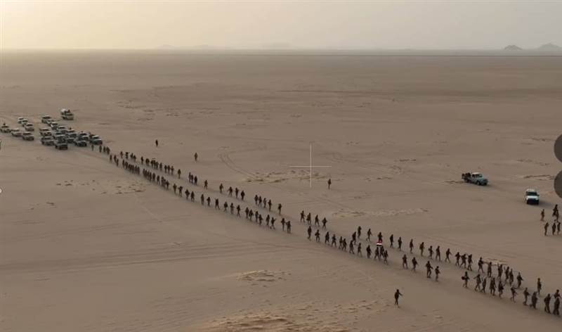 في محافظة الجوف.. وحدات من الجيش اليمني تنفذ مسيرًا عسكريًا (صور)