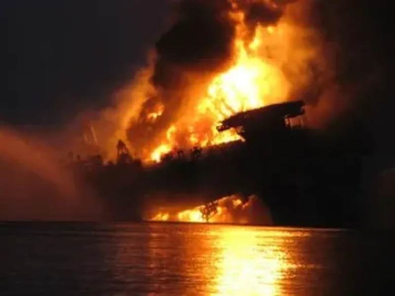 US Airstrikes on Ras Isa Oil Port in Hodeidah Kill 38, Injure Over 100