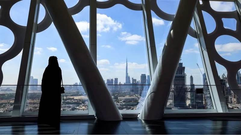 شر البلية ما يضحك.. يُمنع على غير الاماراتيين التحدث باللهجة الاماراتية