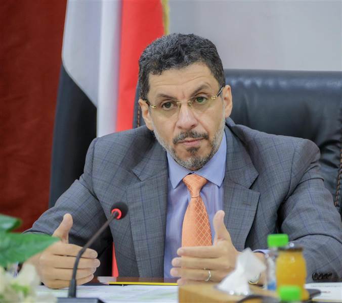 بعد أنباء عن تغيير حكومي وشيك .. رئيس الوزراء بن مبارك يصل الرياض