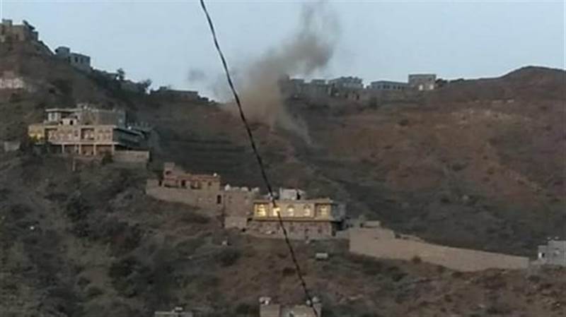 مليشيا الحوثي تجبر أسرًا على النزوح في حجة نتيجة قصف مدفعي
