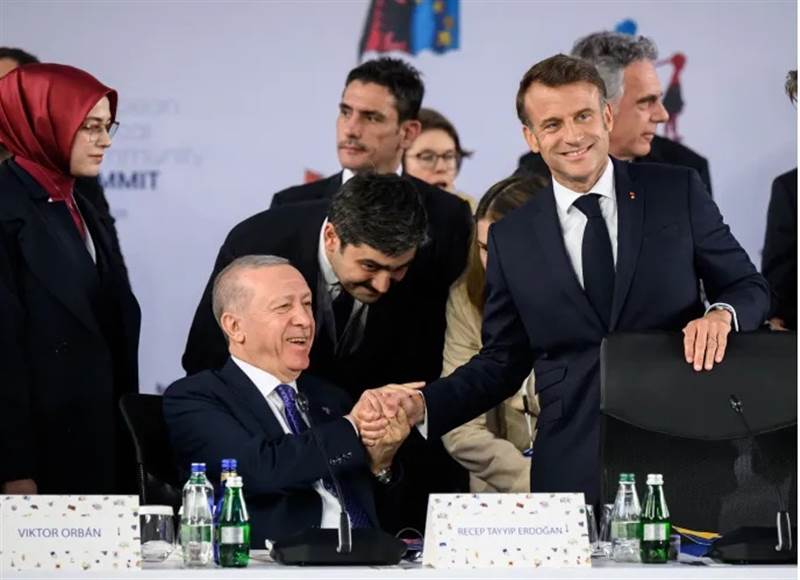 Erdogan ve Macron Arasındaki Olağandışı Tokalaşma Sosyal Medyada Gündem Oldu