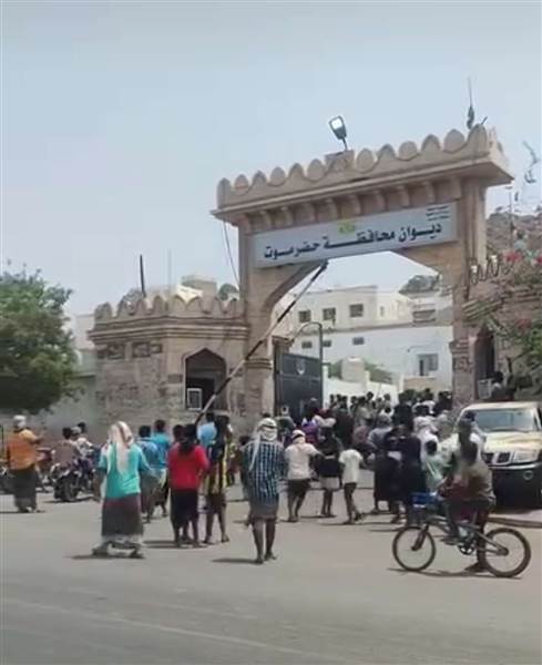 غضب في حضرموت.. محتجون يقتحمون مبنى السلطة المحلية بعد انهيار الكهرباء (فيديو الاقتحام)