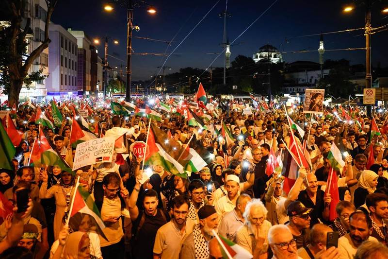 مظاهرة في إسطنبول تنديدا بالحرب الإسرائيلية على قطاع غزة