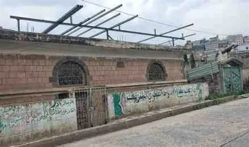حتى الحجر لم يسلم منهم ..حوثيون يؤجّرون أسطح المساجد والمدارس في إب لمشاريع خاصة