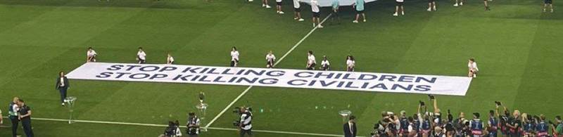 مشاركة طفلين فلسطينيين في حفل توزيع ميداليات كأس السوبر الأوروبي