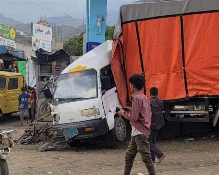 تعز.. إصابات في حادث مروري بسوق الأحد في المواسط