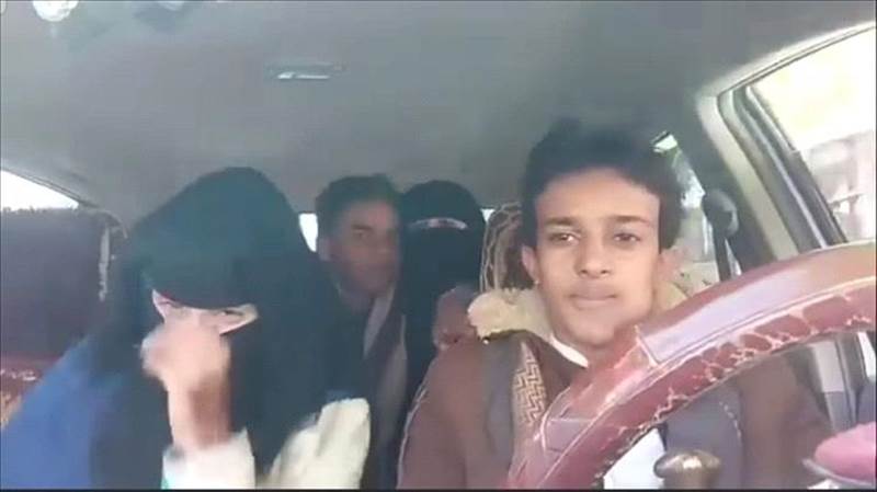 مقطع فيديو يثير الجدل في اليمن.. “مقلب” لشبان متنكرين بزي نسائي يتحول إلى قضية رأي عام