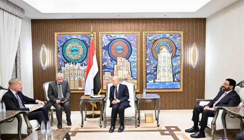 العليمي يحذر المبعوث الاممي من محاولة إعادة تمكين الحوثيين تحت أي غطاء