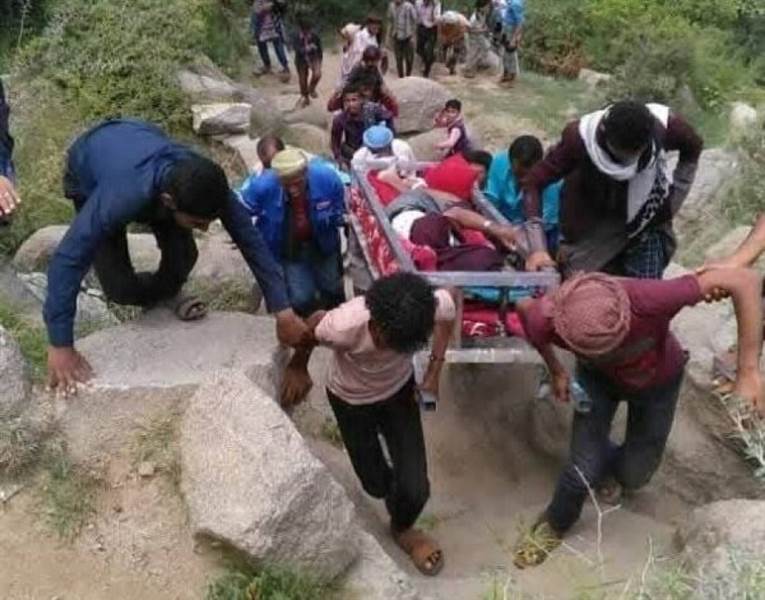 12 إصابة في انقلاب سيارة غرب تعز بسبب طرق الحصار الحوثي