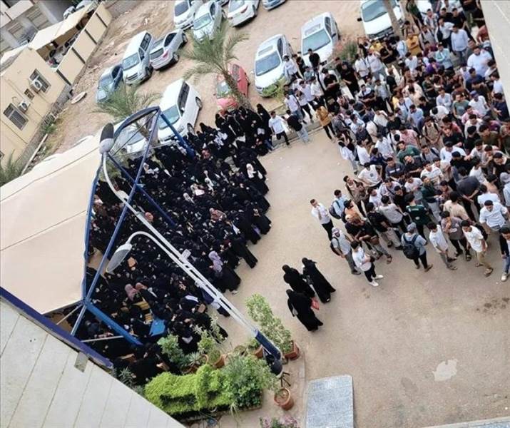 احتجاجات طلابية غاضبة في عدن ضد زيادة رسوم جامعة العلوم والتكنولوجيا