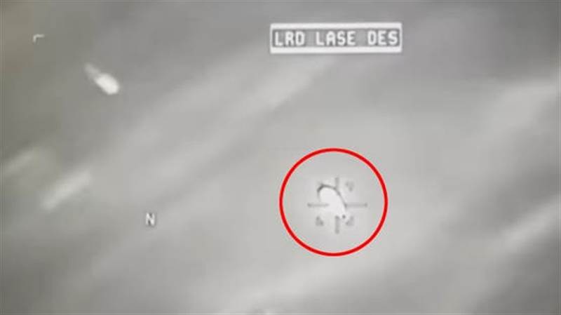 فيديو صادم في الكونغرس الأميركي.. صاروخ "هلفاير" يفشل في اختراق جسم غامض فوق السواحل اليمنية