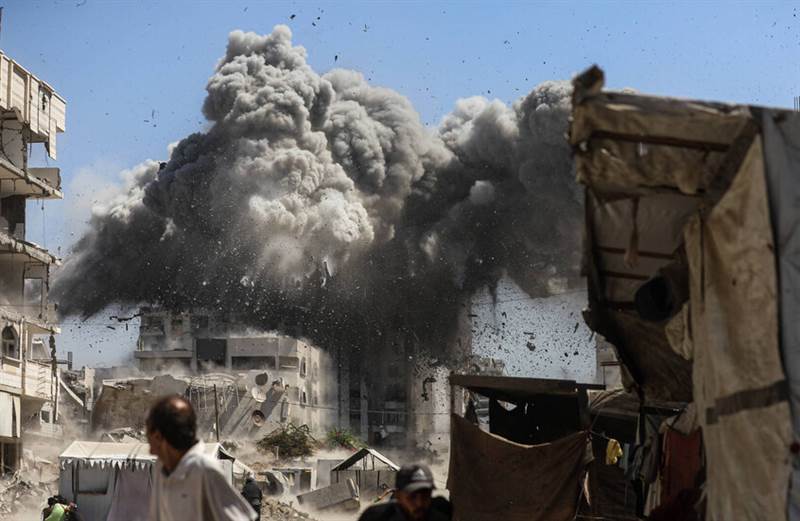 غزة تحترق.. الاحتلال يتوغل نحو قلب المدينة وسط آلاف النازحين والضحايا تحت الأنقاض