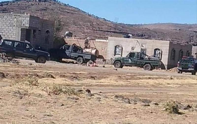 مليشيات الحوثي تقتحم قرية في بني مطر وتحاصرها على خلفية عبارات كُتبت على الجدران