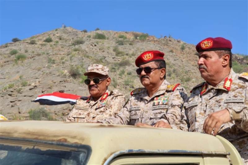 تعهد بصرف رواتب العسكريين.. وزير الدفاع يتفقد وحدات محور أبين العملياتي