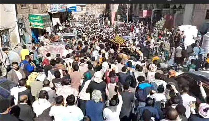 بمشاركة جماهيرية واسعة.. صنعاء تودع الفنان الشعبي علي عنبه